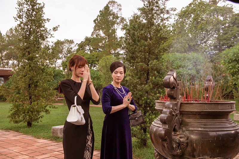 NSND Hồng Vân (vai Mệ nội Phim Gái già lắm chiêu 3) nhận giải thưởng Nữ diễn viên phụ xuất sắc nhất.