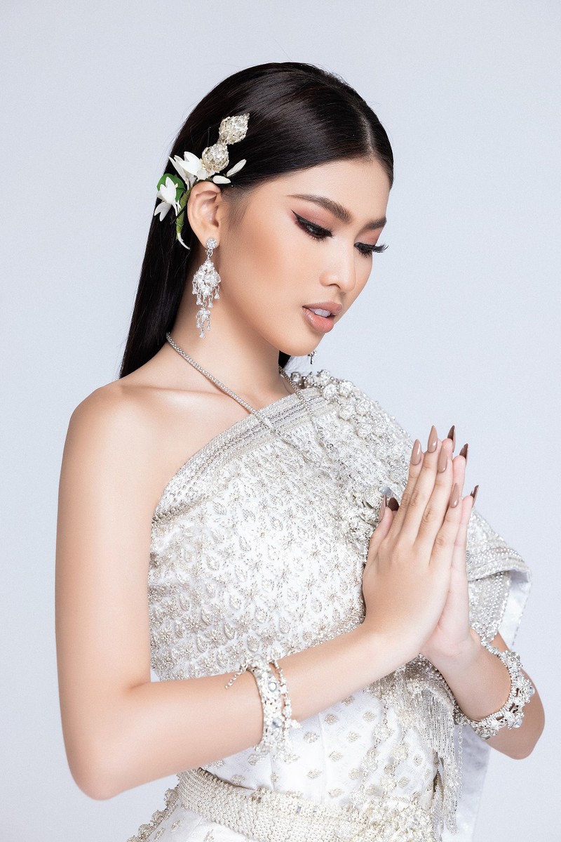 Á hậu Ngọc Thảo hoá thân thành cô nàng Thái Lan