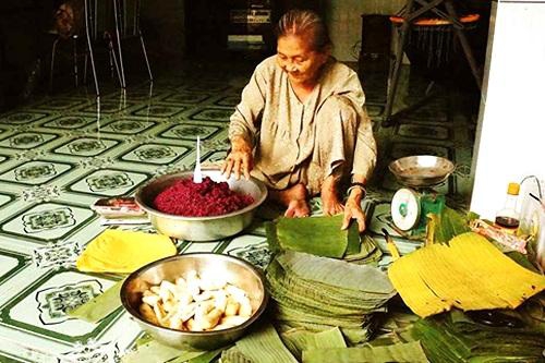 Bánh tét lá cẩm - Món ăn ngày Tết ở Nam Bộ