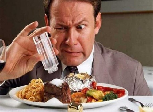 4 triệu chứng do ăn quá mặn bạn chớ coi thường