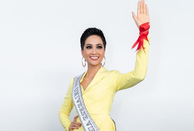 H’Hen Niê gây chú ý tại Miss Universe với dải băng đỏ trên tay