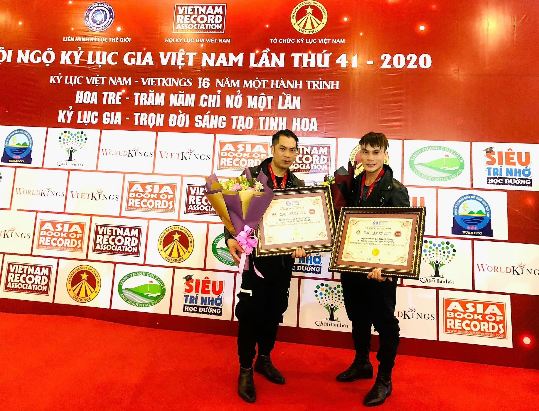 Hai nghệ nhân tò he Xuân Tung - Xuân Tùng xác lập kỷ lục quốc gia tại sự kiện Hội ngộ Kỷ lục gia Việt Nam lần thứ 41