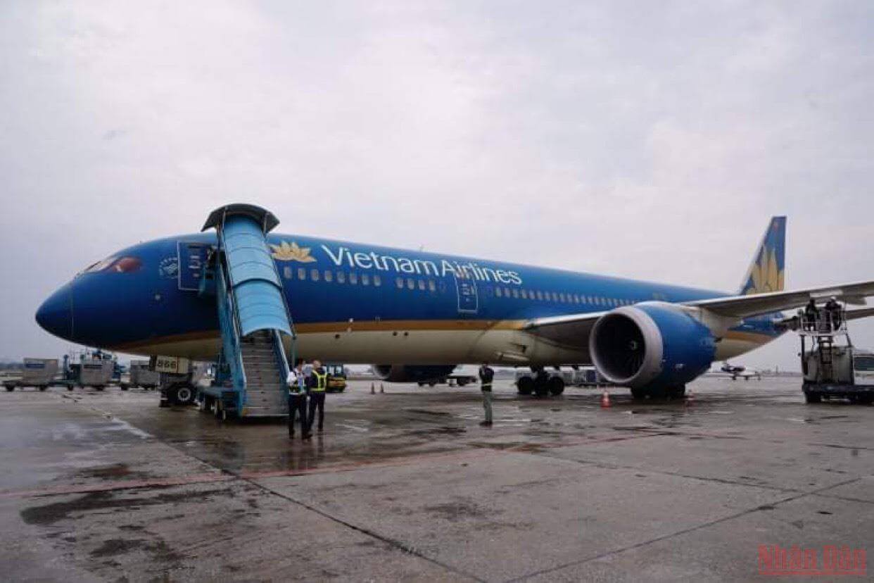 Máy bay Vietnam Airlines bay sang Romania đón người Việt về nước