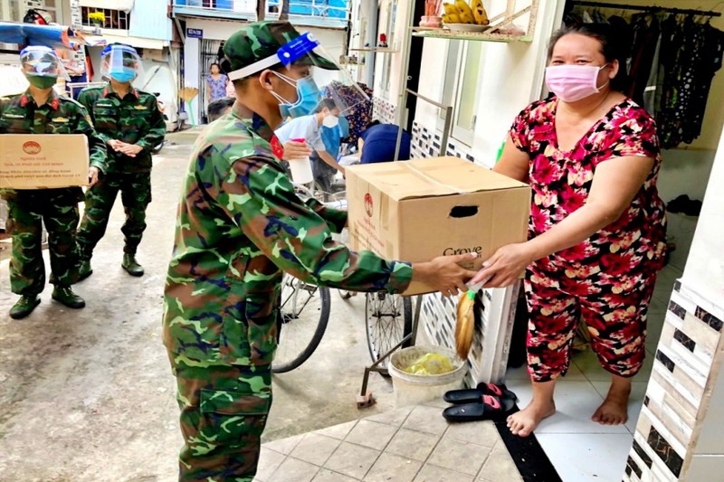 TP.HCM: Bộ đội cùng cán bộ phường xã đi chợ hộ, trao quà tận nhà cho người dân