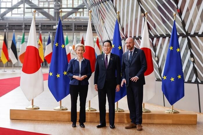 Chủ tịch Ủy ban Châu Âu Ursula von der Leyen, Chủ tịch Hội đồng Châu Âu Charles Michel và Thủ tướng Nhật Bản Fumio Kishida tại Hội nghị thượng đỉnh Liên minh châu Âu (EU) - Nhật Bản diễn ra tại Brussels ngày 13/7. (Ảnh: Reuters).