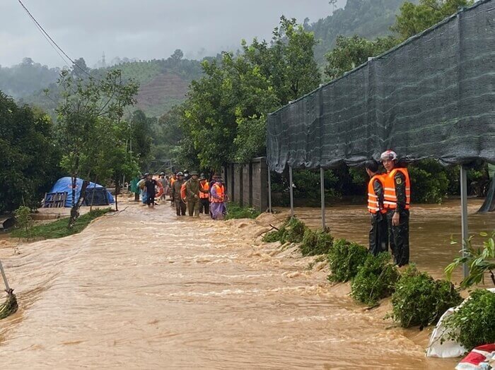 Mưa lớn kéo dài từ ngày 29/7 đã khiến nhiều khu dân cư tại huyện Bảo Lộc bị chia cắt