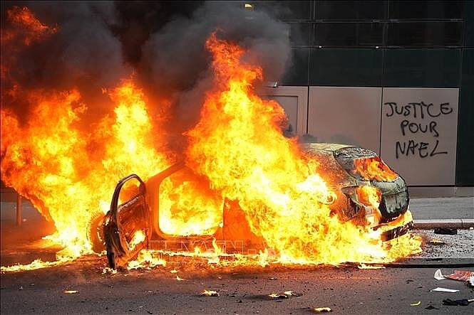 Ô tô bị đốt cháy trong cuộc biểu tình tại Paris, Pháp, ngày 29-6-2023