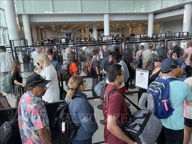 Mỹ: Hàng trăm chuyến bay bị hủy do thiếu nhân viên
