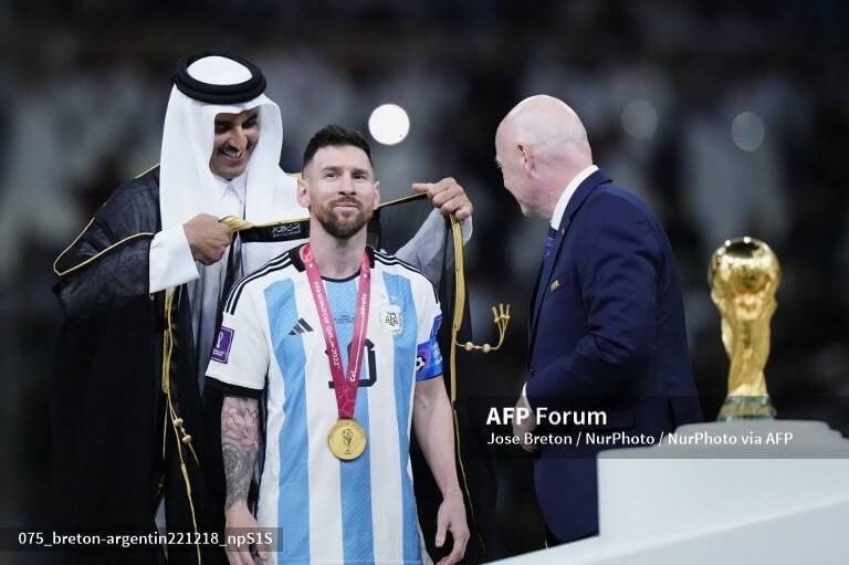 Ý nghĩa chiếc áo Messi mặc khi nhận cúp vô địch