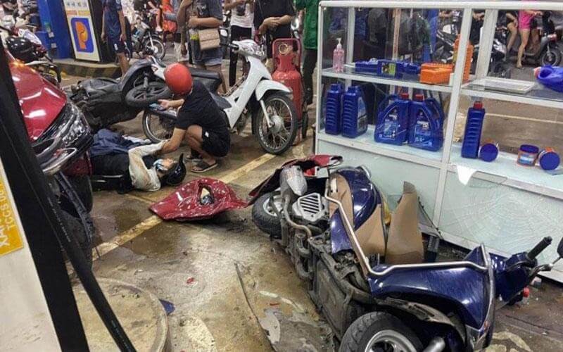 Ô-tô đâm vào cây xăng ở Hà Nội, nhiều người bị thương