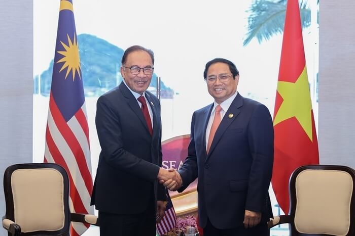 Thủ tướng Phạm Minh Chính và Thủ tướng Malaysia Anwar Ibrahim tại cuộc gặp nhân dịp dự Hội nghị Cấp cao ASEAN lần thứ 42 tại Indonesia (5/2023)