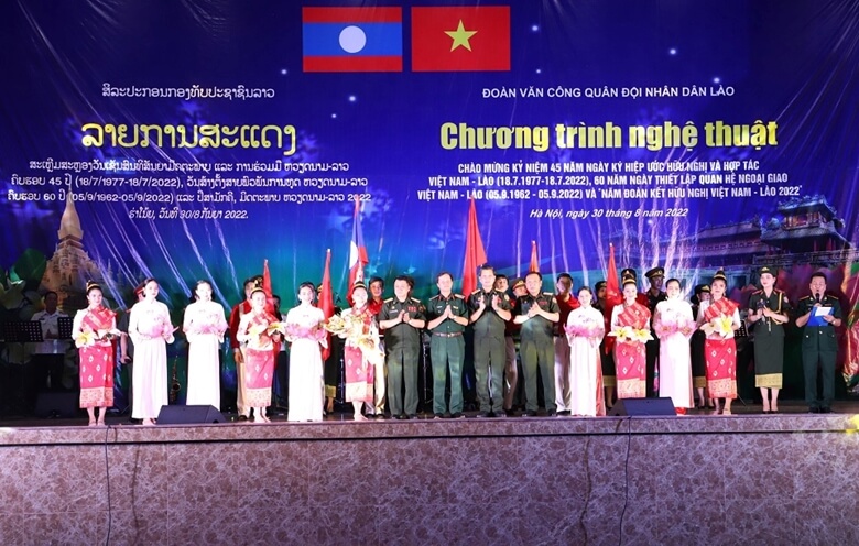 Tô thắm tình đoàn kết đặc biệt Việt Nam - Lào
