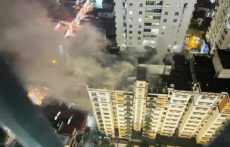 Hà Nội: Cứu 15 người mắc kẹt trong vụ cháy chung cư