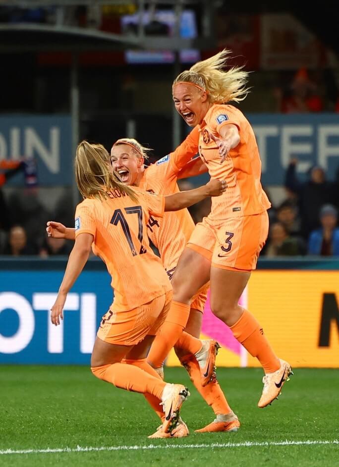 Các cô gái áo cam mất 2 phút để ăn mừng bàn thắng. (Ảnh: Reuters)