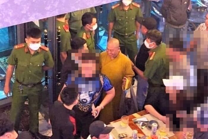 Nguyễn Minh Phúc mặc áo giống tu sĩ Phật giáo trong quán nhậu. Ảnh cắt từ video